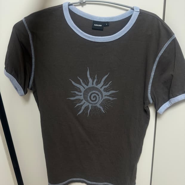 아캄 Cracked Sun Ringer Top (Dark Gray)