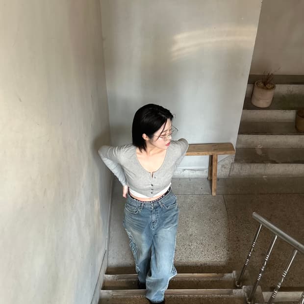 와이이이엘 로고 버튼 크롭 가디건 그레이