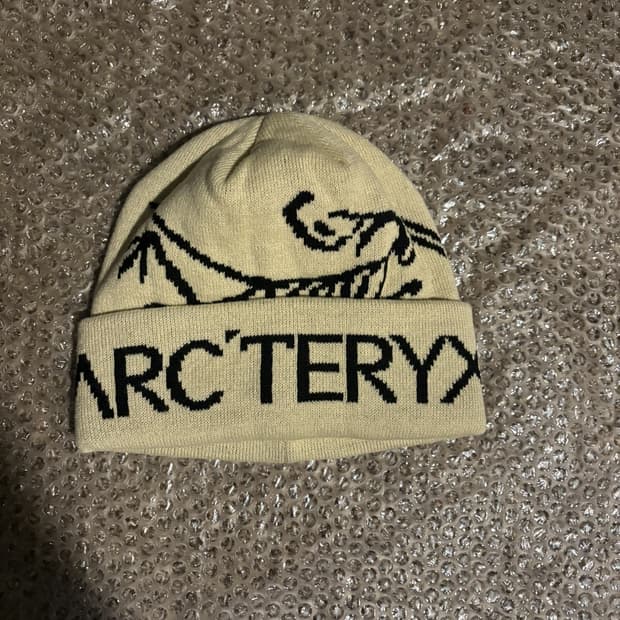 아크테릭스 로고 니트 비니 크림