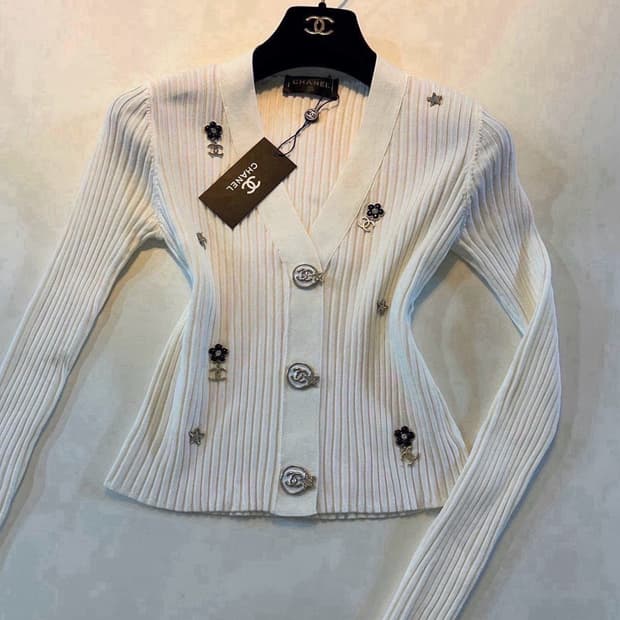 (새상품)샤넬장식가디건
