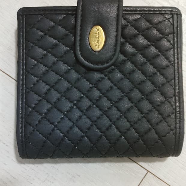 발리(Bally)의 빈티지 퀼팅 램스킨 레더 키스락 반지갑