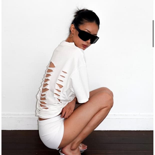 Damaged cutting T-shirts unisex white