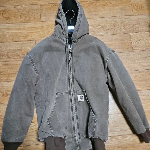 칼하트 j68 cht m사이즈 판매합니다