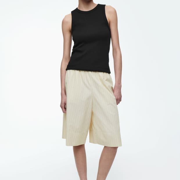 COS 코스 핀스트라이프드 니-레노스 쇼츠 크림(40)