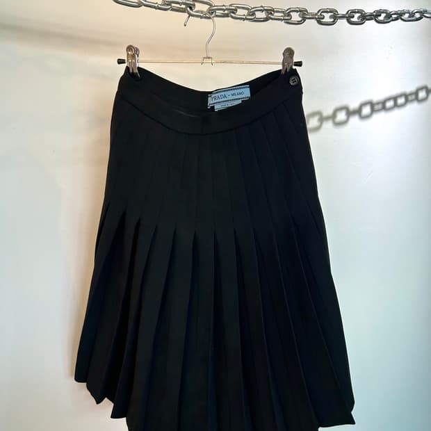 PRADA 블랙 플리츠 미디스커트