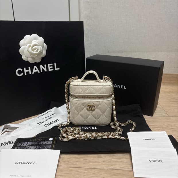 (새상품급) 샤넬 캐비어 램스킨 금장 베니티백 화이트