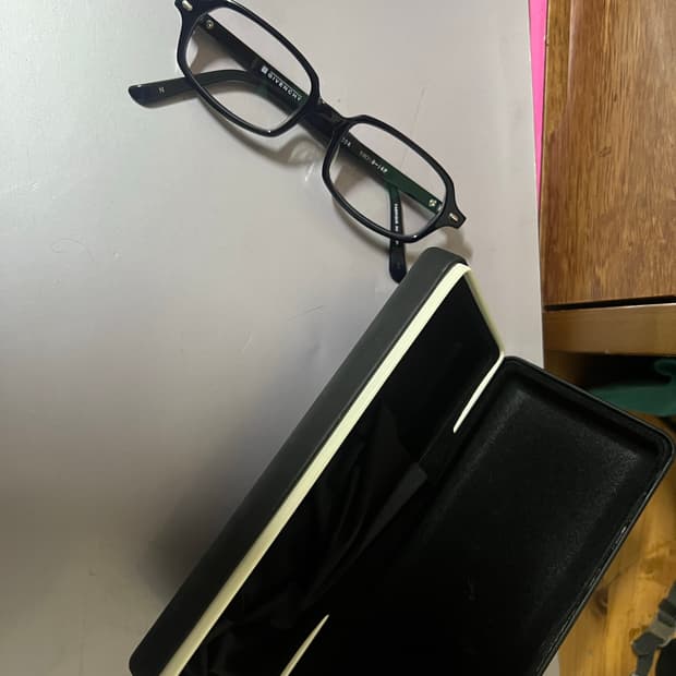 지방시 안경 판매합니다