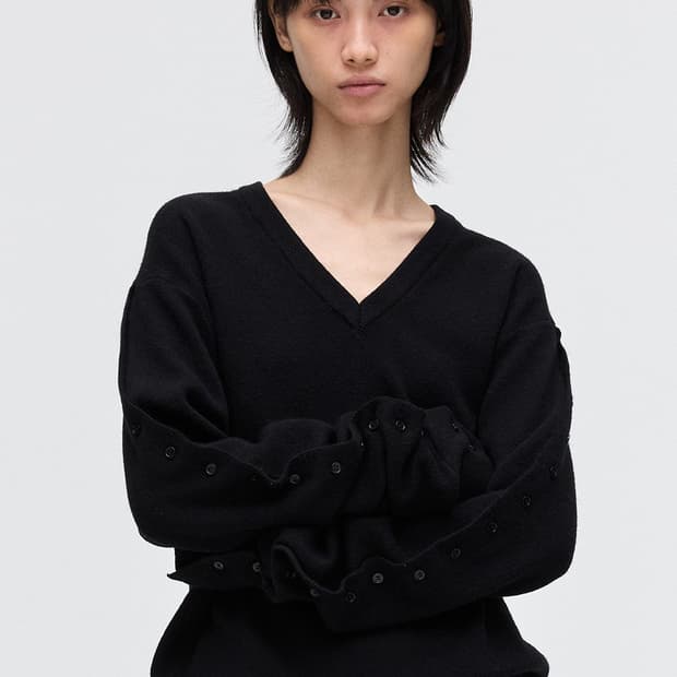 BUTTON SLEEVE V - NECK KNIT, BLACK