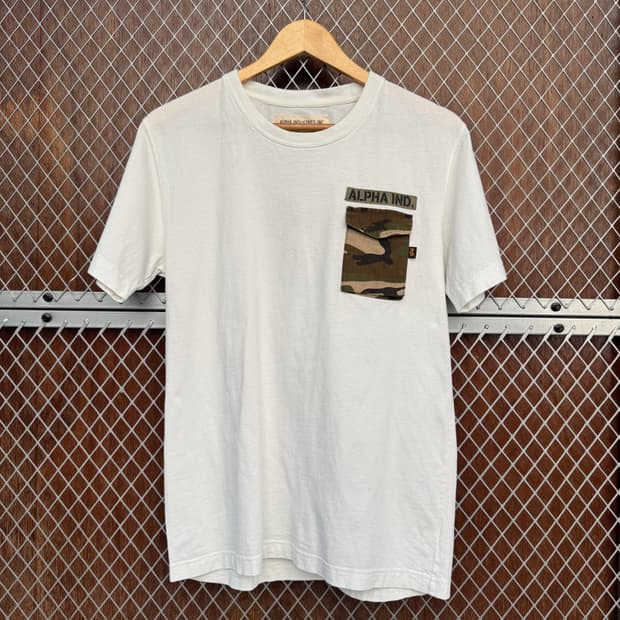알파 인더스트리 ALPHA 카모 포켓 패치 포인트 흰색 반팔 티셔츠