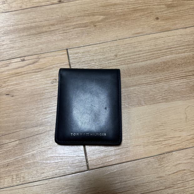 타미힐피거 지갑