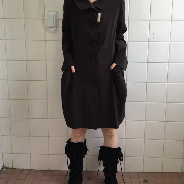 Button neck line point brown coat