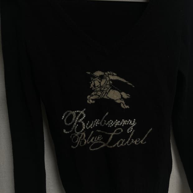 버버리 블루라벨 브이넥 큐빅 로고 니트 