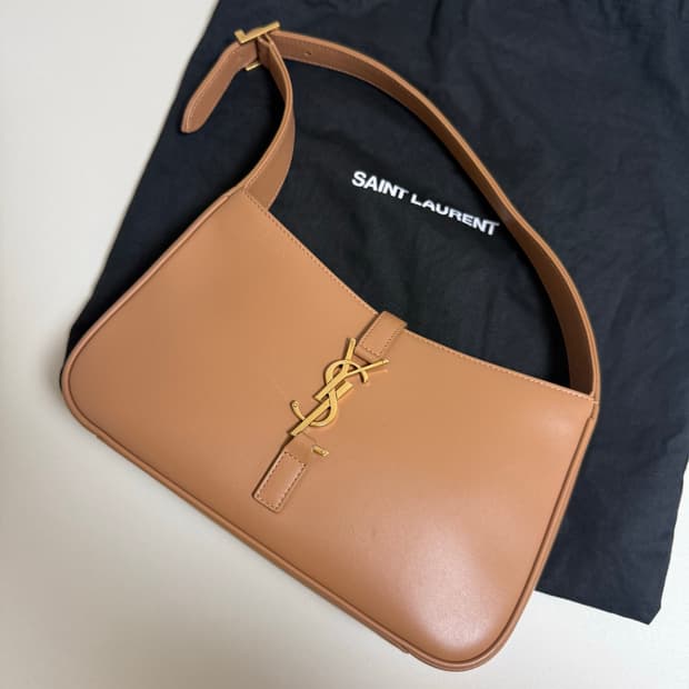 생로랑 르 5 아 7 호보백 듄(브라운)