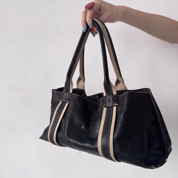 sporty line leather shoulder bag