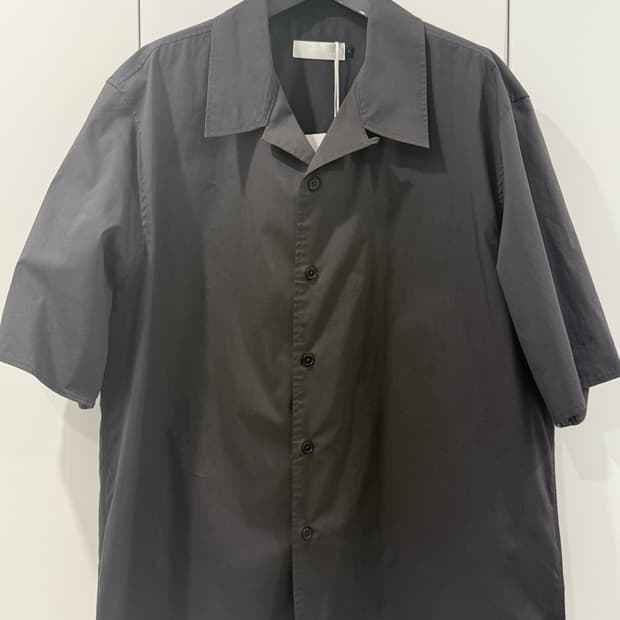 아모멘토 하프셔츠 챠콜
