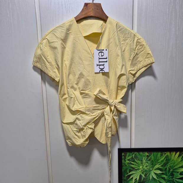 (타임세일)(새상품)jellpe 옐로우 랩 블라우스