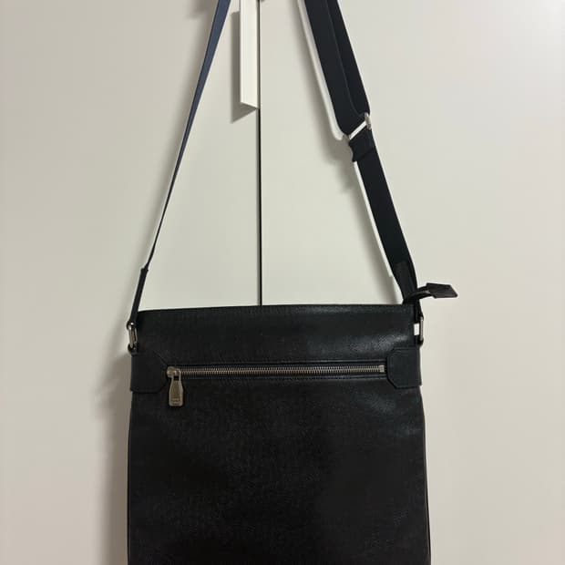 루이비통 타이가 남자 크로스백