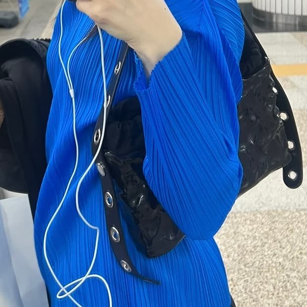 플리츠플리즈 모크넥 롱슬리브