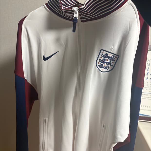 나이키 잉글랜드 트렉탑 자켓 판매합니다.