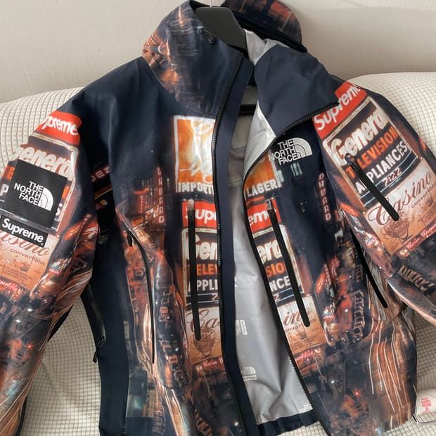 슈프림 x 노스페이스 테입드 심 쉘 자켓 타임스퀘어 - 22FW