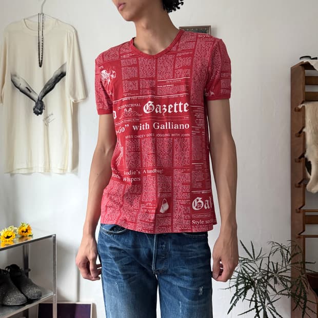 2000s 존갈리아노 뉴스페이퍼 티