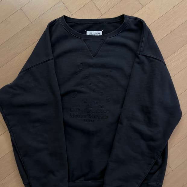 마르지엘라 로고 맨투맨 M