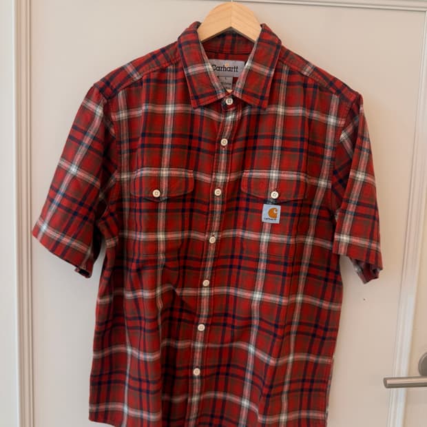 칼하트(Carhartt)의 레드 체크 반팔 셔츠