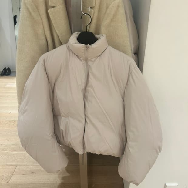 아모멘토 크롭 다운 푸퍼 패딩