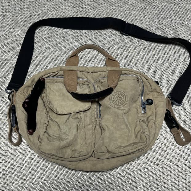 공용 키플링 크로스백 + 몽키참 