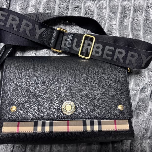 버버리 노트백 판매합니다.