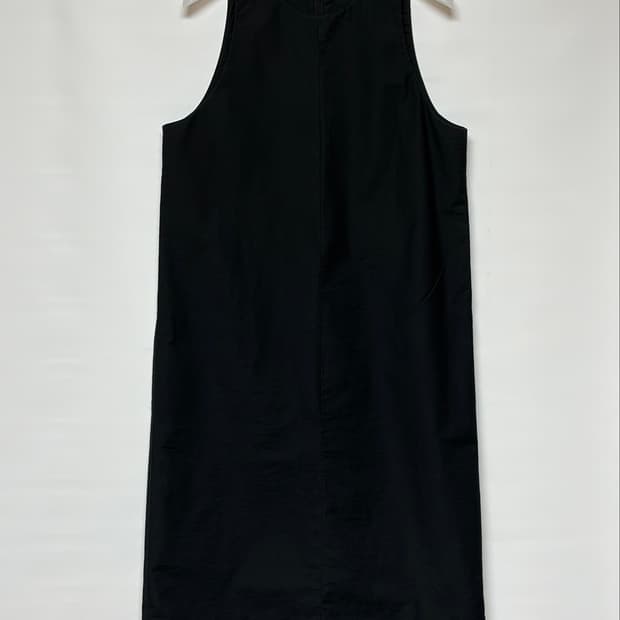 [REPOS] FLAT SLEEVELESS DRESS (BLACK)