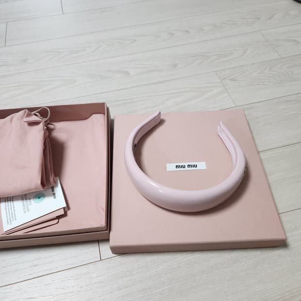 미우미우 머리띠 새상품