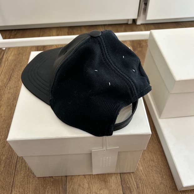 마르지엘라 컬렉션 가죽 볼캡