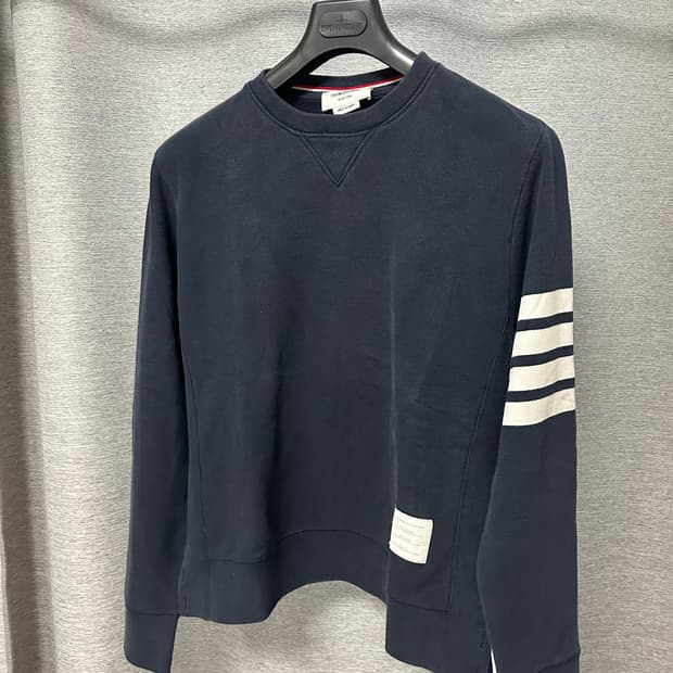 톰브라운 4선 완장 맨투맨 네이비 (4)