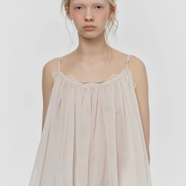 썬번프로젝트 ANGLED LACE SLEEVELESS BLOUSE