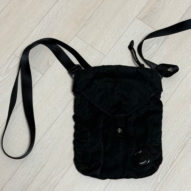 C.P. 컴퍼니 블랙 렌즈 크로스백