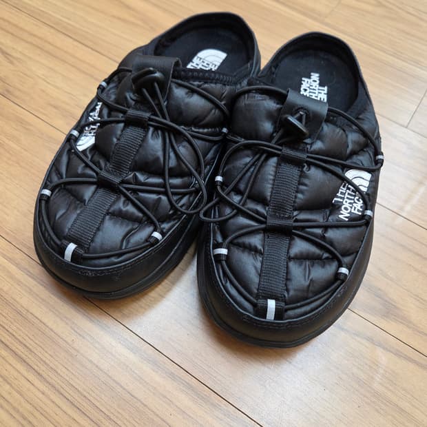 노스페이스 보레알리스 뮬 블랙 240사이즈입니다. 실착 횟수 적어서 상태