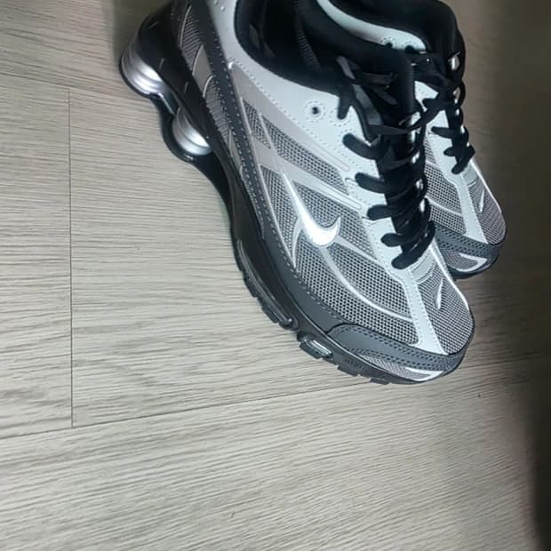 나이키 샥스 운동화 회색/검정