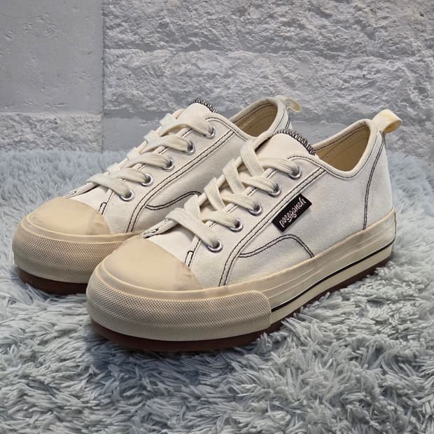 제품설명

클래식하면서도 데일리 활용도가 높은 아이보리 컬러의 로우 캔버