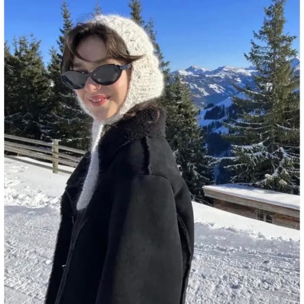 LO61 Hand Knitted Bonnet in Ivory