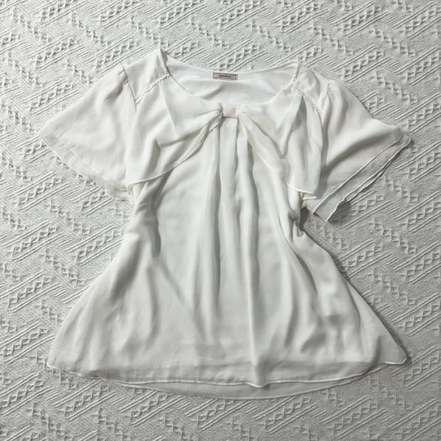 리본 모티프 넥 블라우스