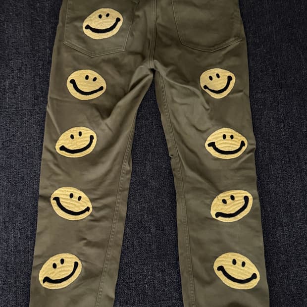 캐피탈 스마일 자수팬츠