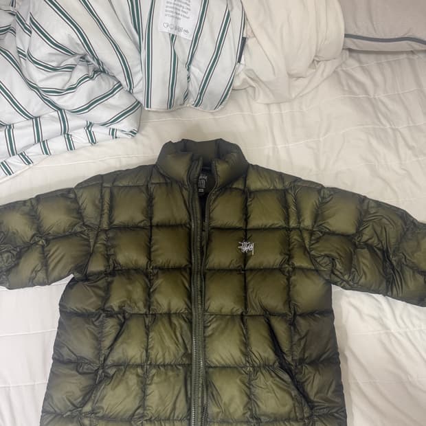 스투시 미드웨이트 퍼퍼 올리브