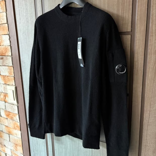 [새상품]CP컴퍼니 씨피컴퍼니 렌즈 와펜 크루넥 니트 블랙