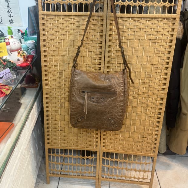 정품 발렌시아가 모터 메신저백 팝니다