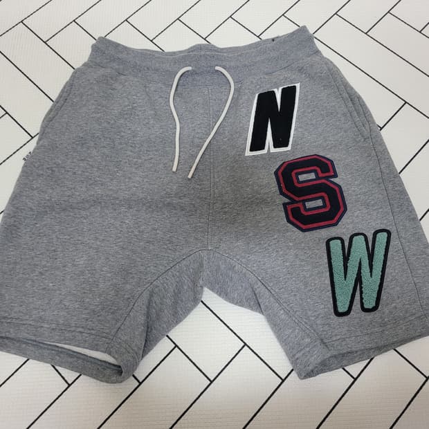 나이키 NSW 패치 스웻 반바지 그레이 