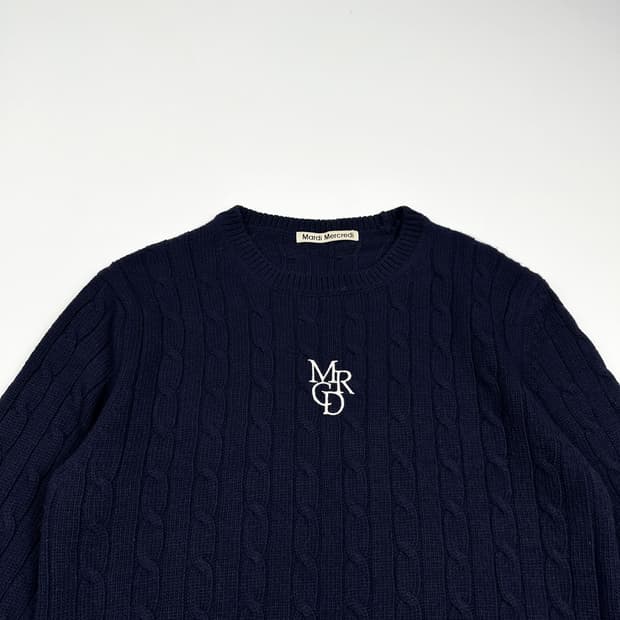 마르디 메크르디 이니셜 네이비 케이블 니트 (Free 여성추천)