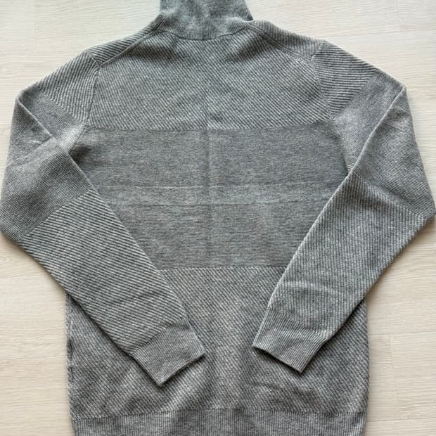 커스텀멜로우(customellow) 그레이 사선 패턴 터틀넥