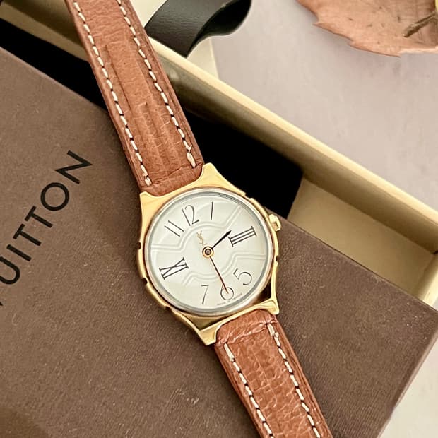 Saint Laurent  옐로우 골드 라운드 생로랑 시계