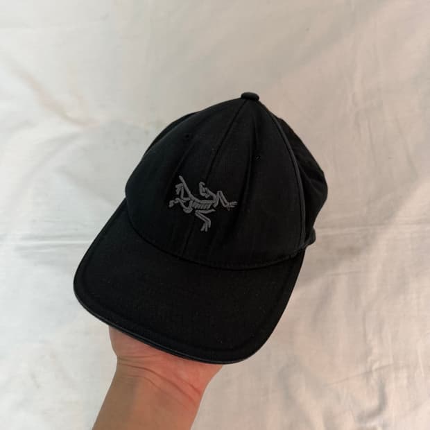 아크테릭스 시그니쳐 버드 로고 자수 볼캡 블랙